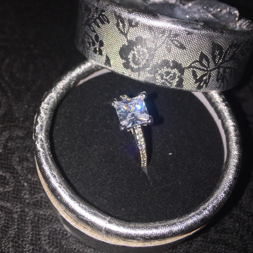 Women’s Stunning CZ Engagement Ring